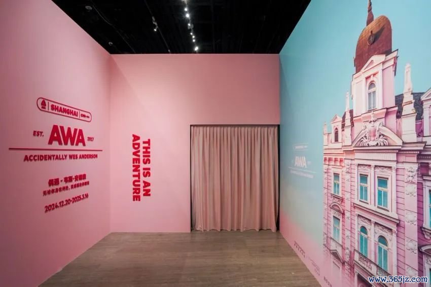 图注:“偶遇-韦斯·安德森”好意思学摄影展览现场二楼展厅进口©上海复星艺术中心